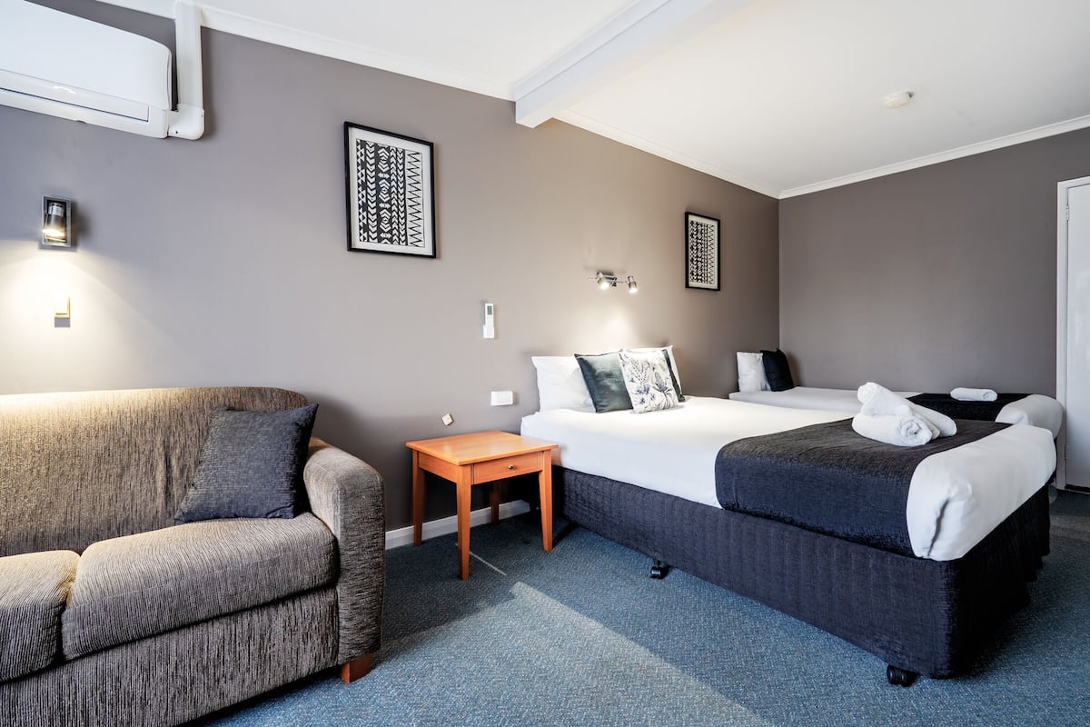 Standard Double/Twin (1st floor, Upstairs) | Een strijkplank/strijkijzer, babybedden, gratis wifi, beddengoed