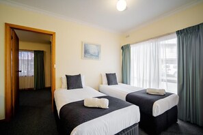 2 Bedroom Family Spa Suite | Iron/ironing board, cots/infant beds, free WiFi, bed sheets - Best Westlander Motor Inn (Horsham)