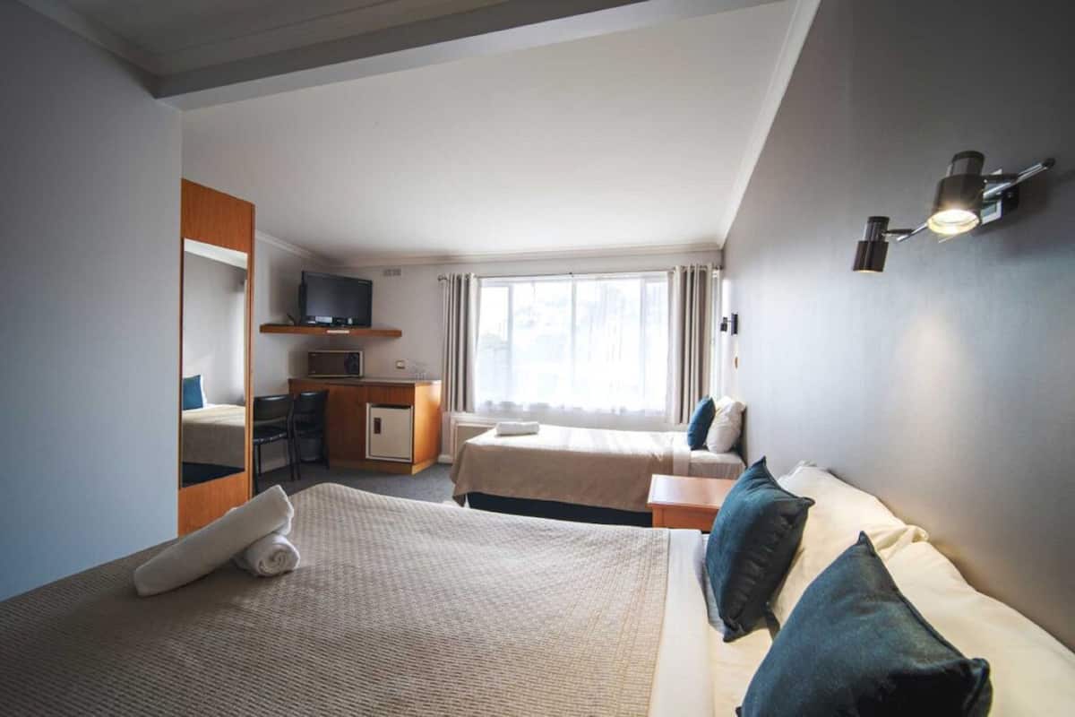 Familiekamer (Standard, 1st Floor, Upstairs) | Een strijkplank/strijkijzer, babybedden, gratis wifi, beddengoed
