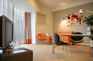 Habitación Deluxe, 1 habitación | Área de sala de estar | Televisión LCD de 29 pulgadas con canales vía satélite y televisión 