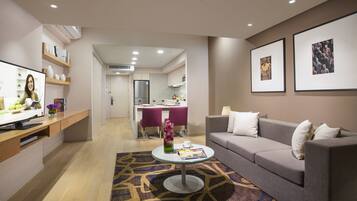 Executive-Zimmer, 2 Schlafzimmer | Wohnbereich | 29-Zoll-LCD-Fernseher mit Satellitenempfang, Fernseher, DVD-Player