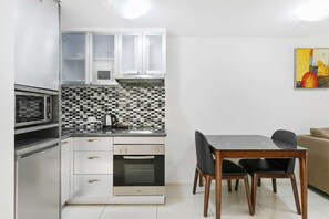 Townhome | Minibar, in-room safe, desk, iron/ironing board - Comfort Inn & Suites Burwood (Burwood)