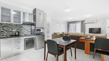 Appartement, 2 chambres | Minibar, coffres-forts dans les chambres, bureau