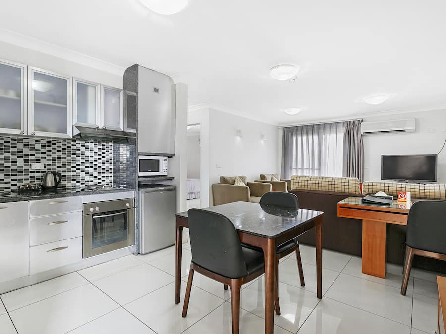 Apartamento, 2 habitaciones | Minibar, caja fuerte, escritorio y tabla de planchar con plancha