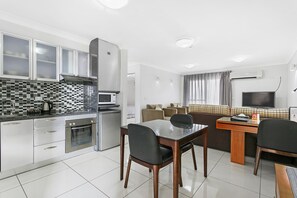 Minibar, in-room safe, desk, iron/ironing board - Comfort Inn & Suites Burwood (Burwood)