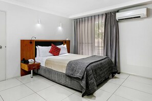 Studio | Minibar, in-room safe, desk, iron/ironing board - Comfort Inn & Suites Burwood (Burwood)