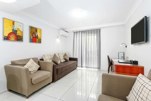 Casa de ciudad | Minibar, caja de seguridad en la habitación y escritorio 