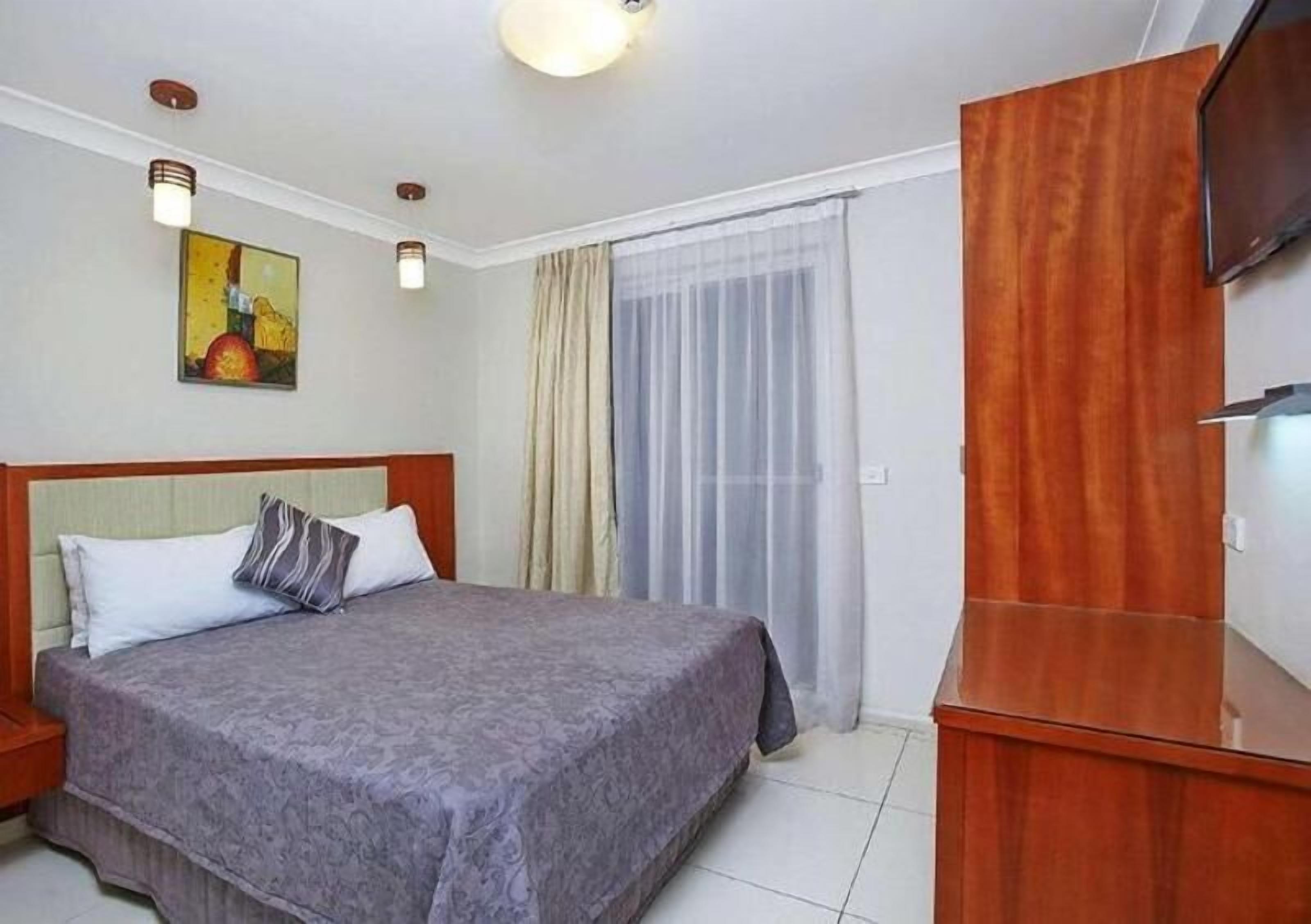 Minibar, Zimmersafe, Schreibtisch, Bügeleisen/Bügelbrett