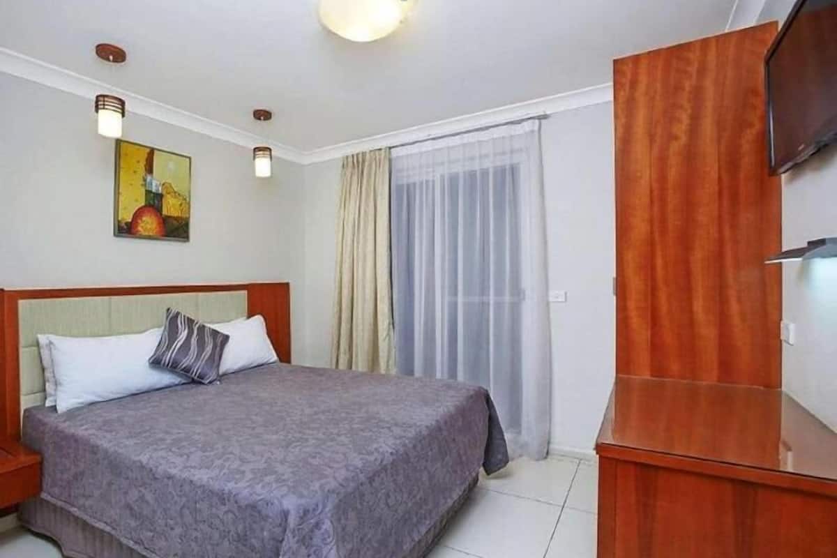 Minibar, in-room safe, desk, iron/ironing board