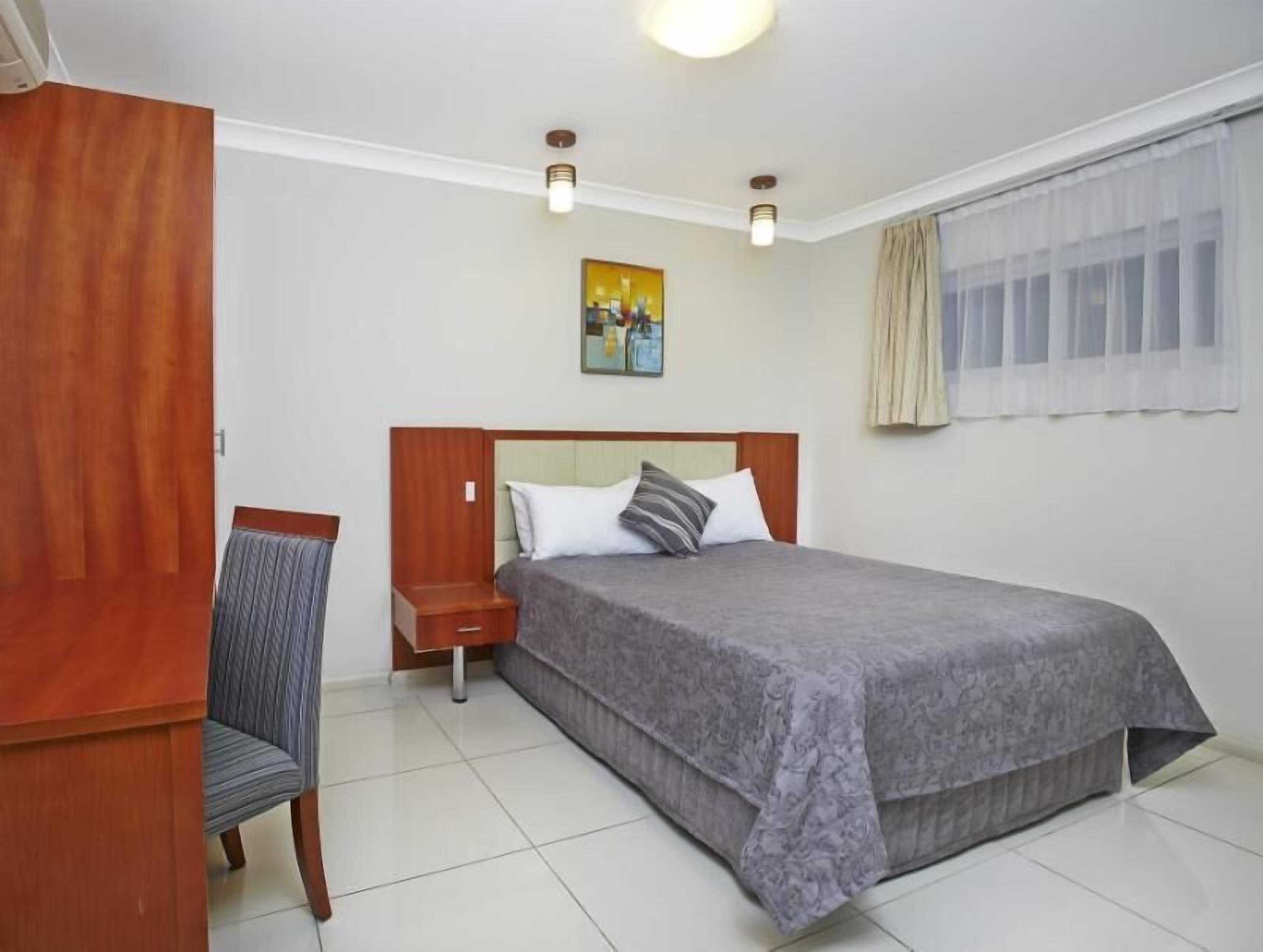 Minibar, Zimmersafe, Schreibtisch, Bügeleisen/Bügelbrett