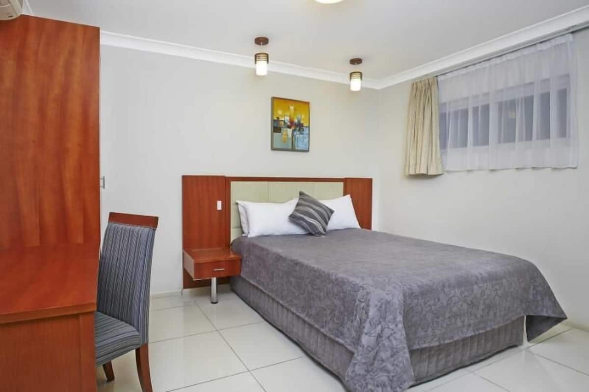 Minibar, in-room safe, desk, iron/ironing board