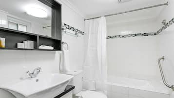 Studio | Bathroom | Shower, free toiletries, hair dryer, towels