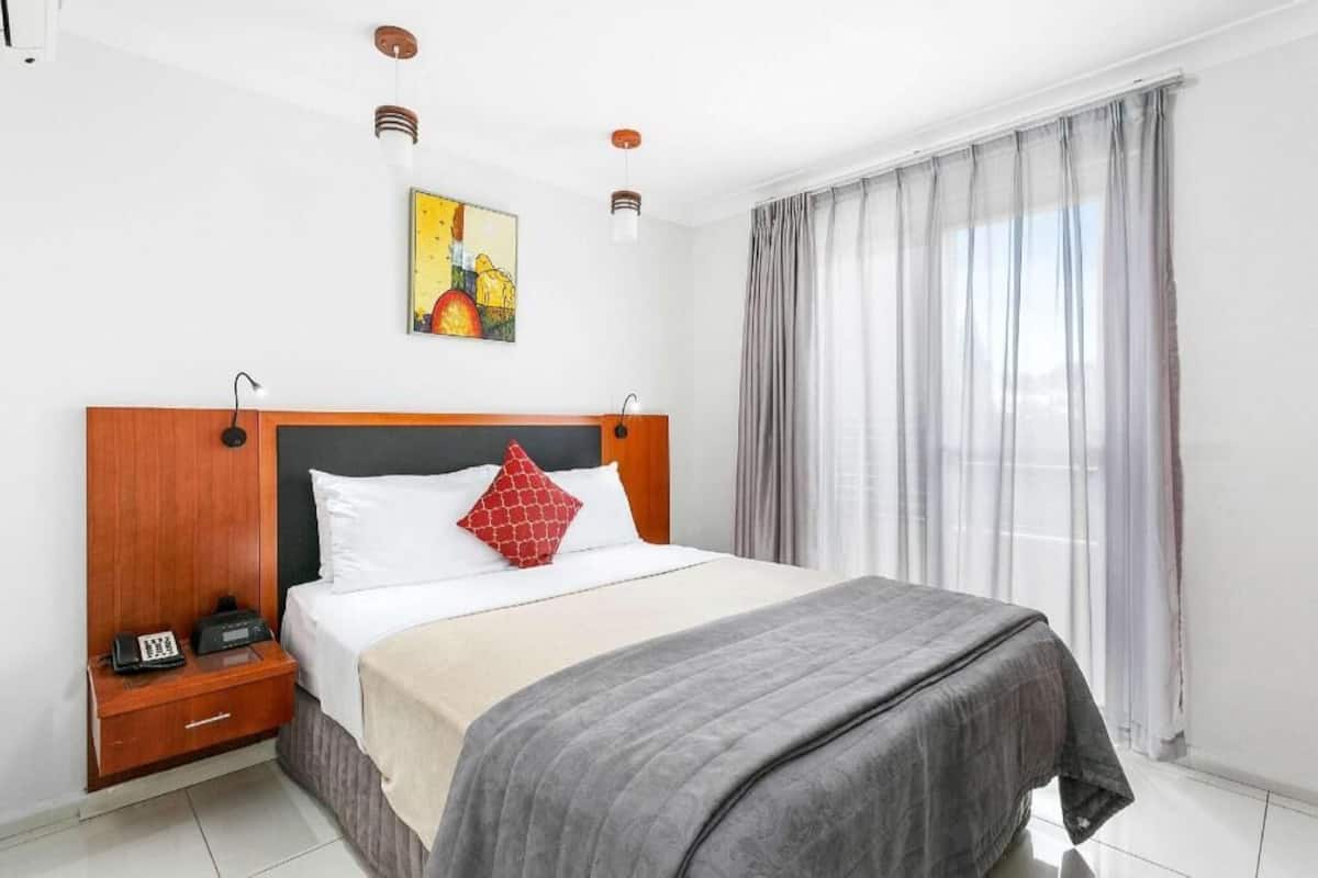 Minibar, in-room safe, desk, iron/ironing board