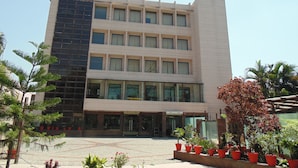 Um edifício de vários andares com uma placa na parte superior que diz 'Candy by peppermint'.