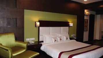 Deluxe Room | Desk, iron/ironing board, rollaway beds, free WiFi