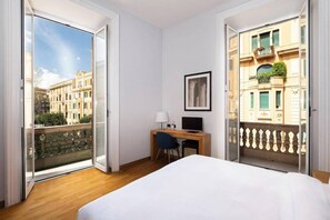 ميني بار وخزنة داخل الغرفة ومكتب وتجهيزات عازلة للصوت