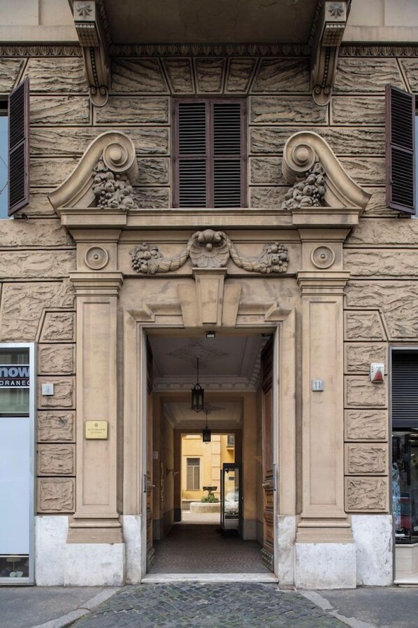 تفاصيل الفندق من الخارج