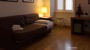 Minibar, in-room safe, desk, soundproofing - Ferrari Home (Rome)