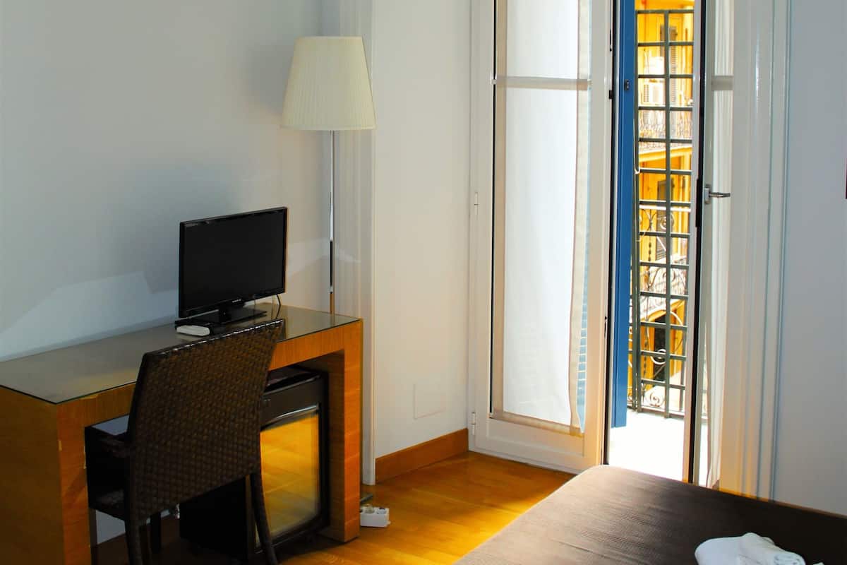 Single Room | Minibar, in-room safe, desk, soundproofing