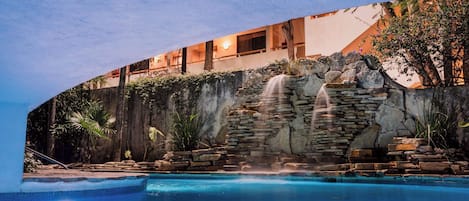 Una piscina al aire libre
