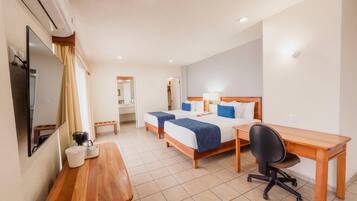 Quarto casal standard, 2 camas de casal, para não fumantes | Cofres nos quartos, escrivaninha, ferros/tábuas de passar roupa