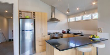 大冰箱、微波炉、烤箱、炉灶