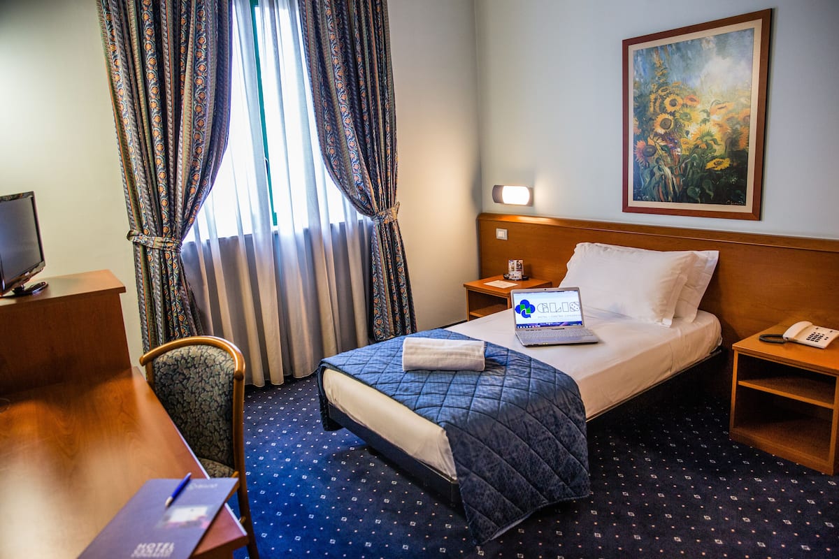 Single Room | Down comforters, minibar, desk, blackout drapes