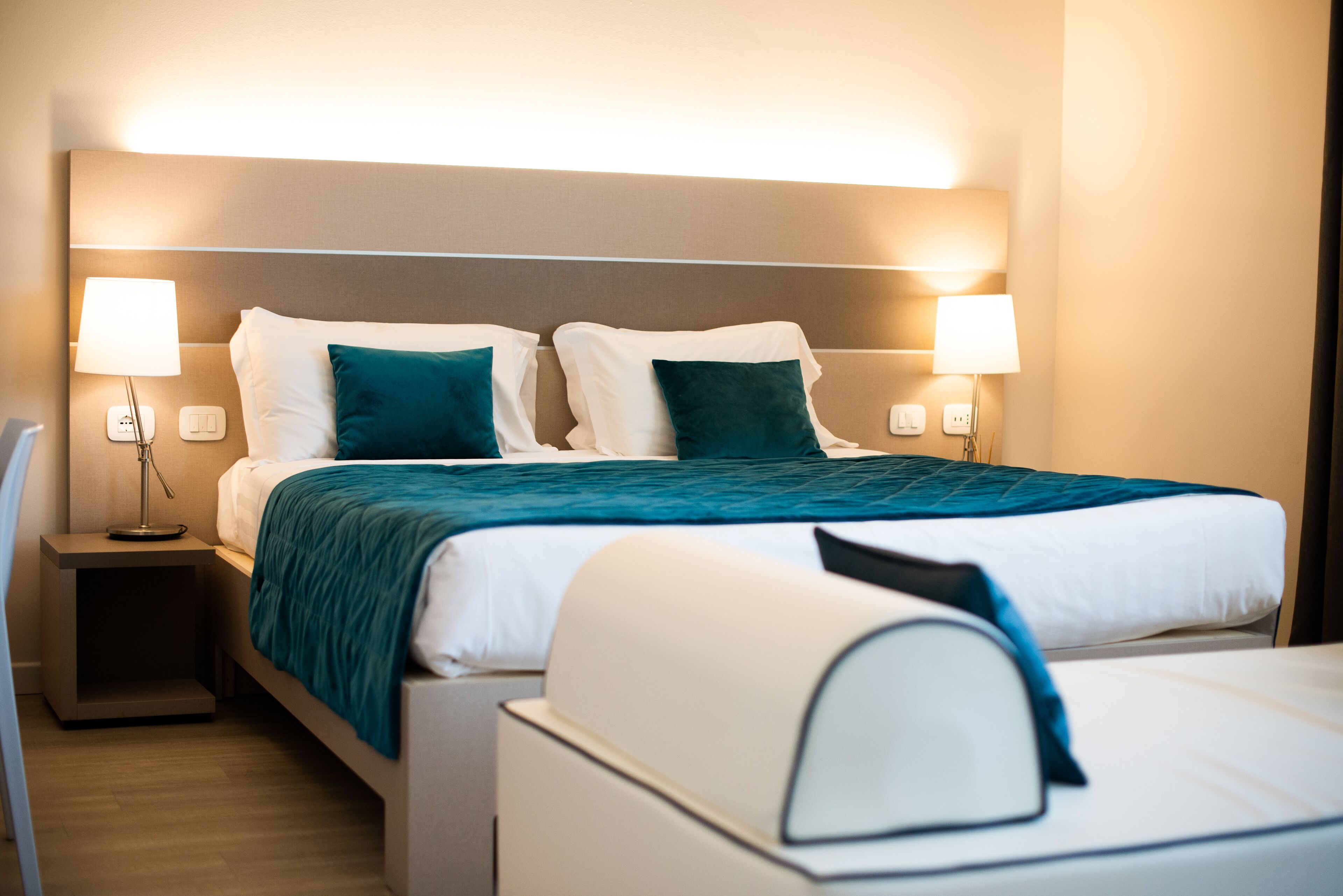 deluxe suite, hot tub | down duvets, minibar, desk, blackout curtains