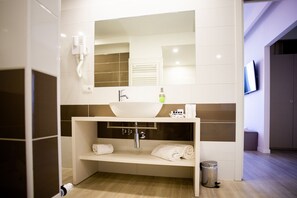 Articles de toilette gratuits, sèche-cheveux, bidet, serviettes fournies