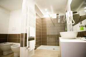 Articles de toilette gratuits, sèche-cheveux, bidet, serviettes fournies