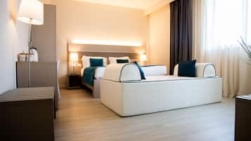 Deluxe-Suite, Whirlpool | Daunenbettdecken, Minibar, Schreibtisch, Verdunkelungsvorhänge