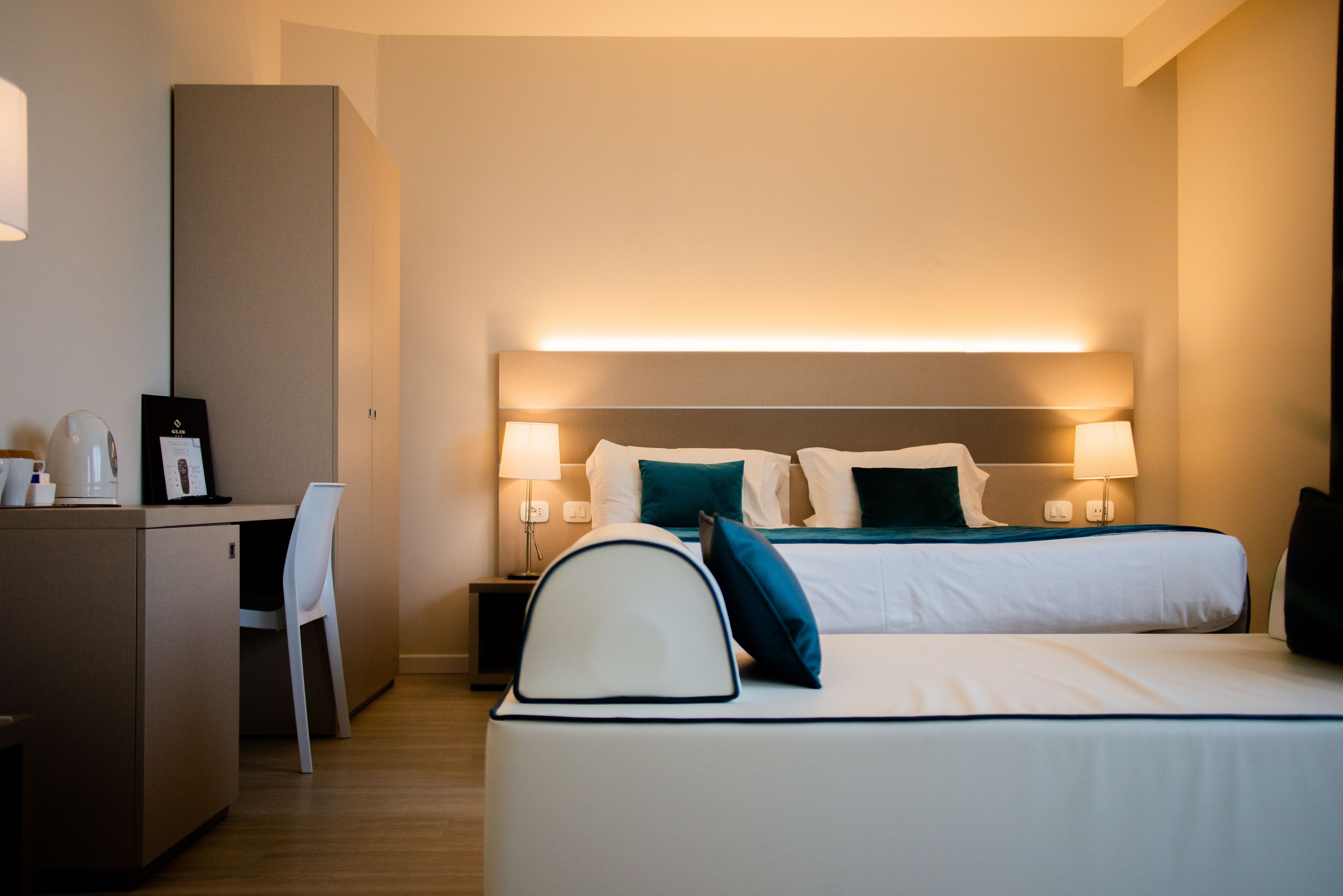 deluxe suite, hot tub | down duvets, minibar, desk, blackout curtains