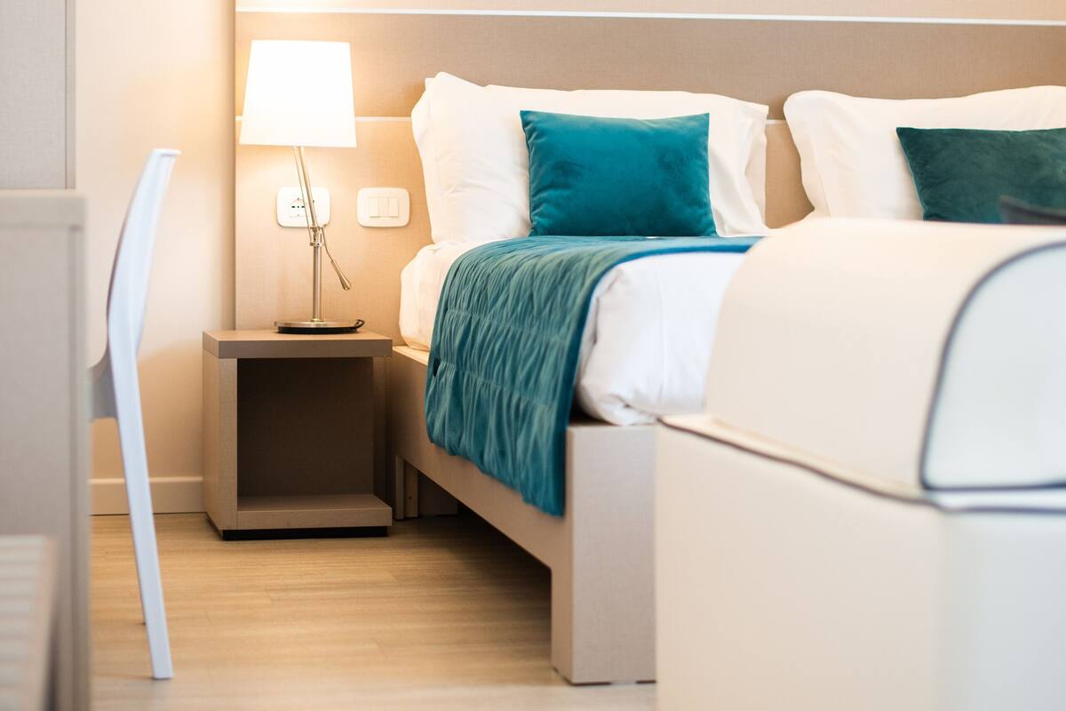 deluxe suite, hot tub | down duvets, minibar, desk, blackout curtains