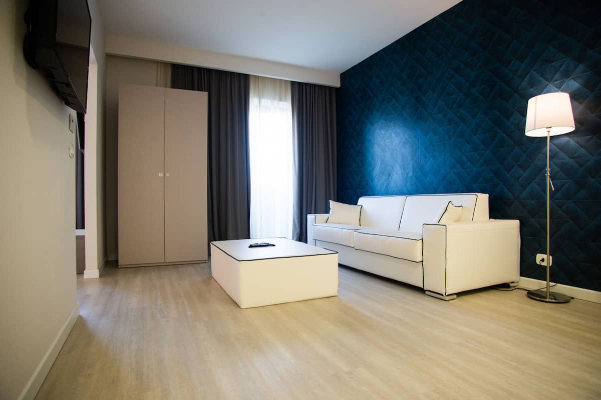 Deluxe Suite, Hot Tub | Down comforters, minibar, desk, blackout drapes