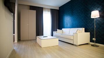 Suite Deluxe, idromassaggio | Copriletto in piuma, minibar, una scrivania, tende oscuranti