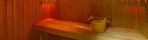 A wooden sauna bench with a bucket. - Hotel Glis (San Mauro Torinese)