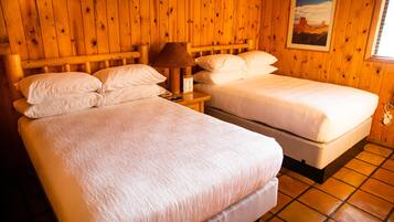 Chambre, 2 lits doubles (Pet Friendly) | Coffre-fort pour ordinateur portable, fer et planche à repasser