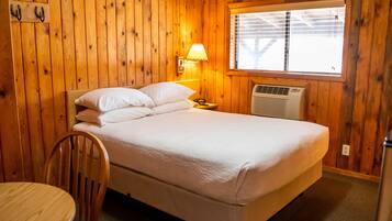 Een kluis op de kamer, een strijkplank/strijkijzer, gratis wifi