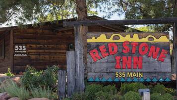Un letrero de madera rústico del Red Stone Inn con el número '535' indicando la dirección.