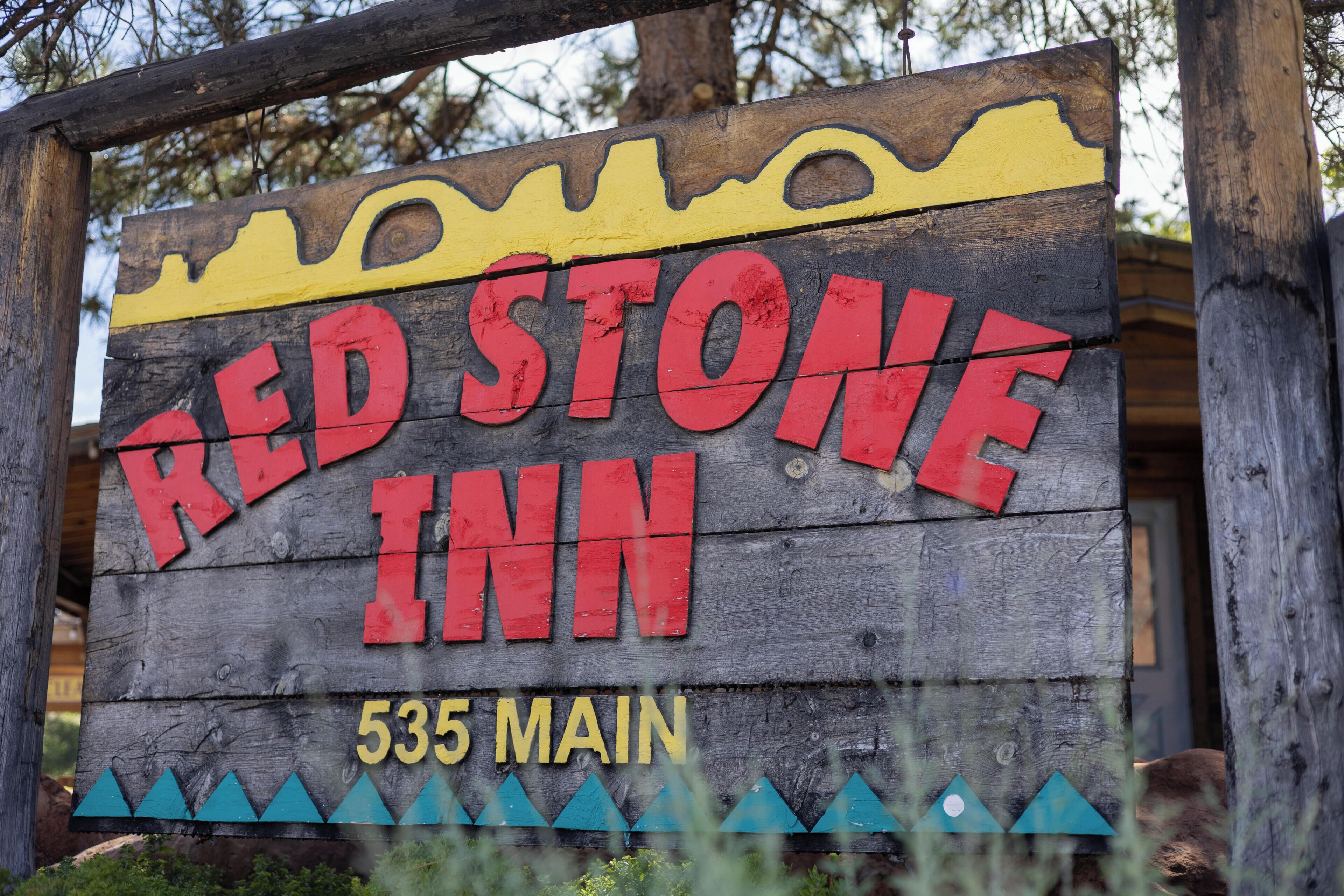 Ein Holzschild mit der Aufschrift 'Red Stone Inn' und '535 Main'.