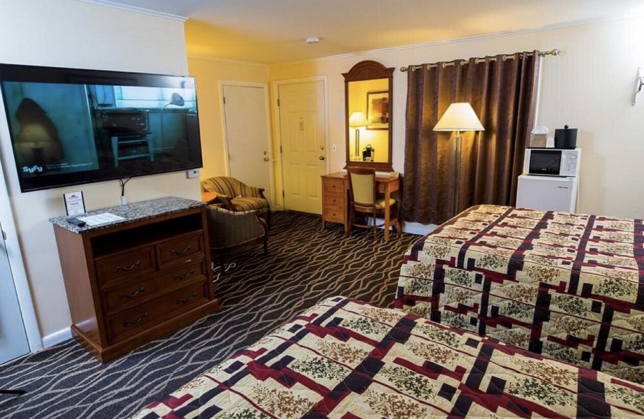 Escritorio, tabla de planchar con plancha, cunas (de pago) y wifi gratis