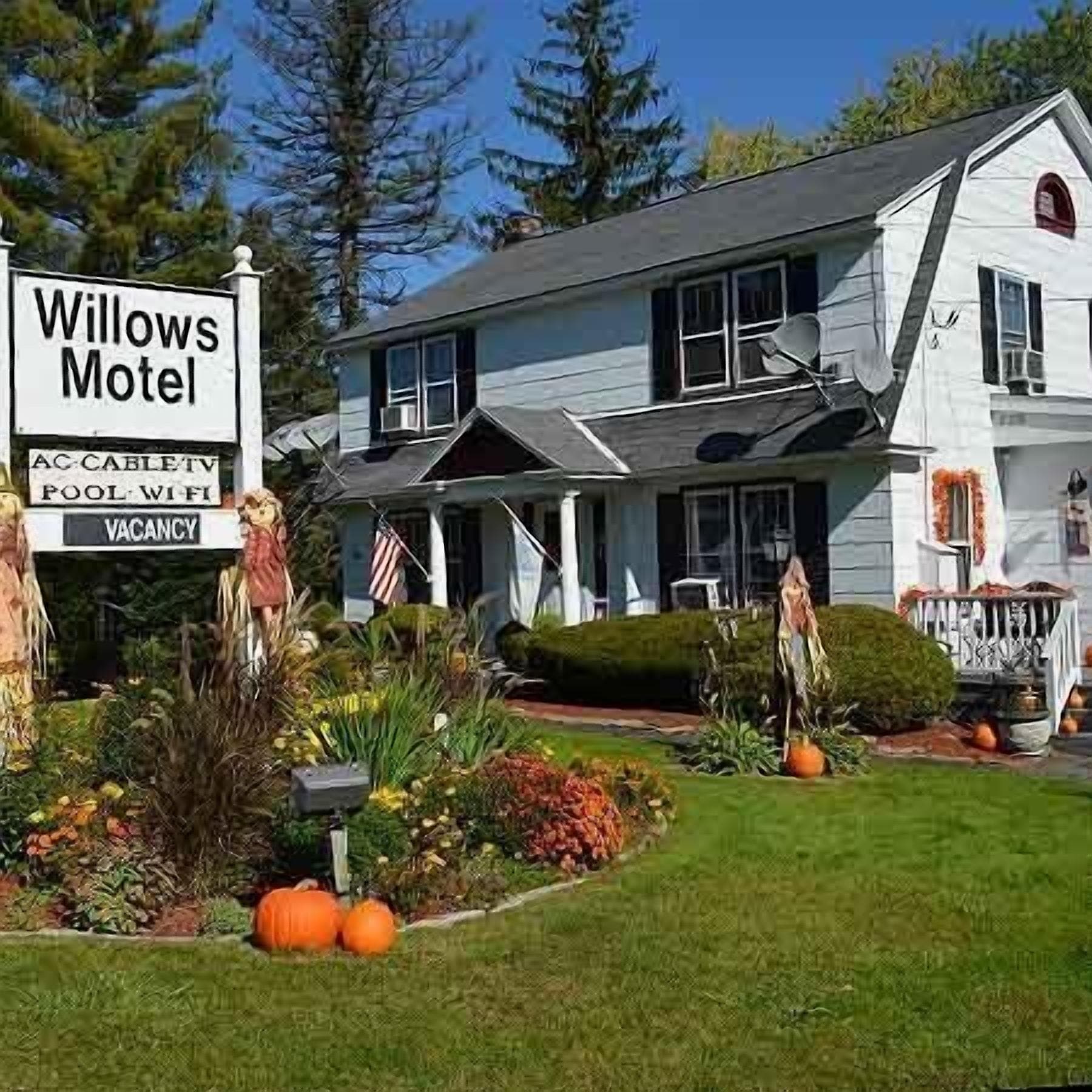 Un motel à deux étages, avec une enseigne indiquant qu’il propose la télévision par câble, une piscine et une connexion Wi-Fi.