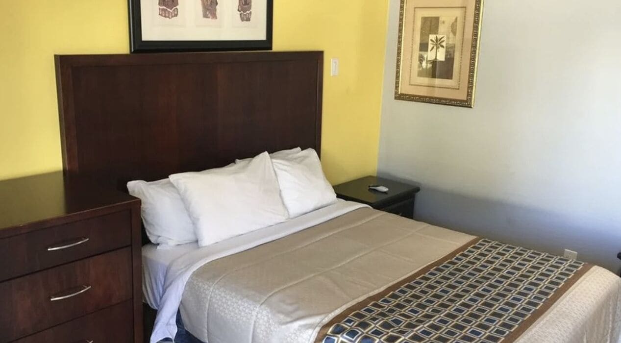 One queen bed non smoking | Desk, iron/ironing board, cots/infant beds, free WiFi