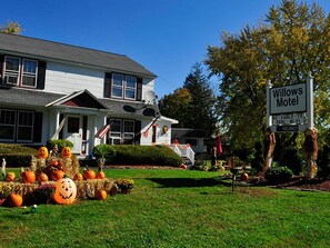A two-story motel with a sign indicating it offers amenities like AC, cable TV, pool, and Wi-Fi. - Willows Motel Williamstown (Williamstown)