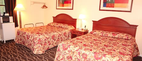 Escritorio, tabla de planchar con plancha, cunas y wifi gratis