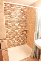 Bañera con ducha, toallas