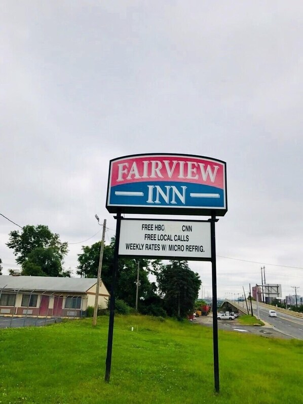 Desk, iron/ironing board, WiFi (free), alarm clocks - Fairview Inn (New Castle)