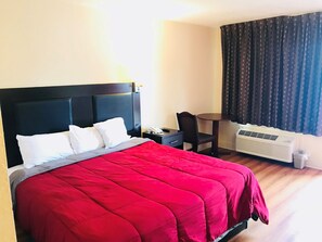 办公桌、熨斗/熨衣板、免费 WiFi、闹钟