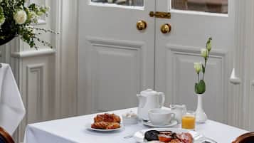 Desayuno buffet todos los días (GBP 11.95 por persona)