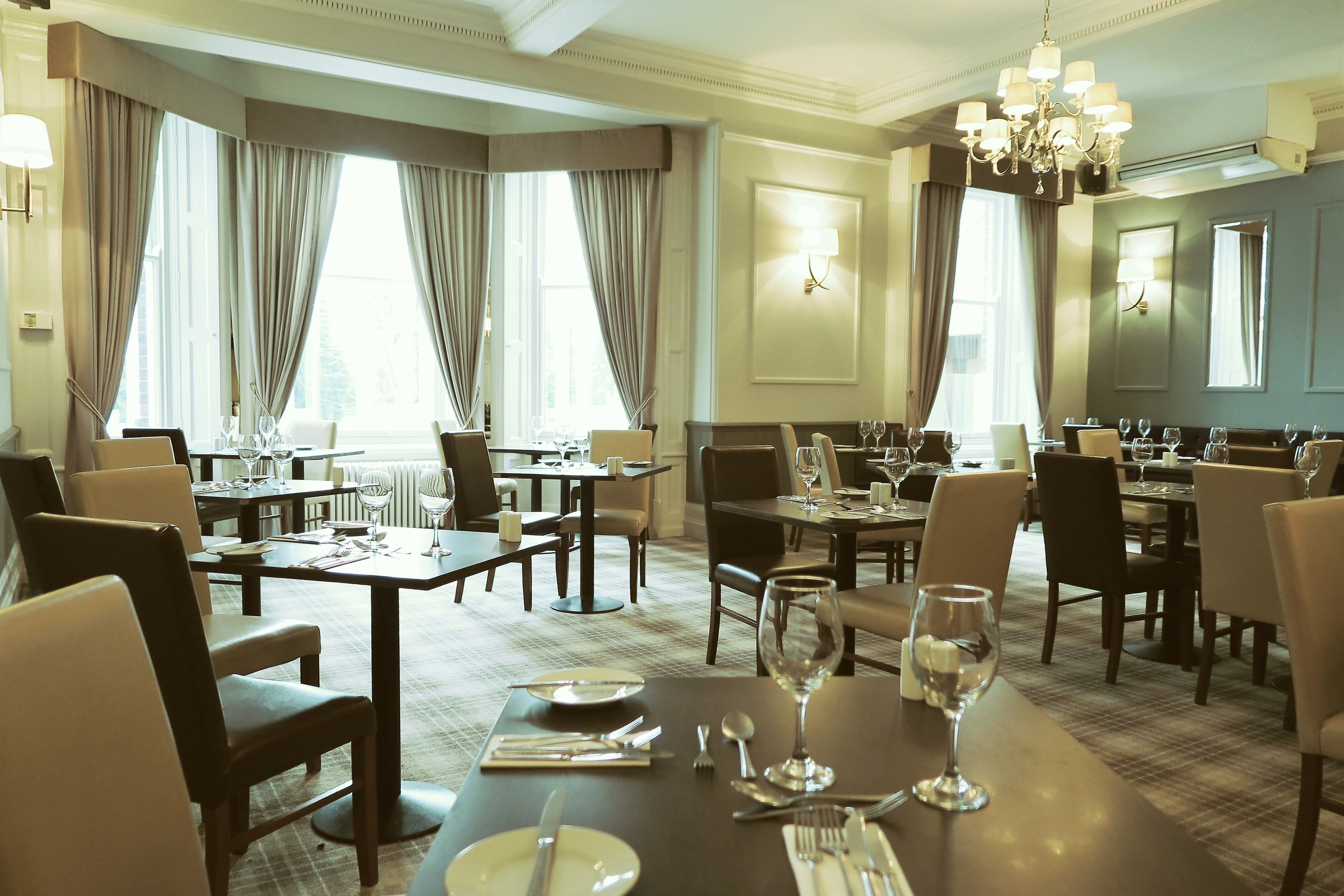 Se sirven desayunos, comidas y cocina local con mesas al aire libre